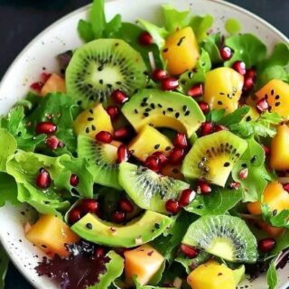 Explosión de sabor: Ensalada tropical de kiwi y aguacate 🥝🥑