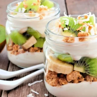 🍨 Postre exprés: Vasitos de kiwi, yogur y granola 🥝