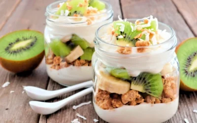 🍨 Postre exprés: Vasitos de kiwi, yogur y granola 🥝